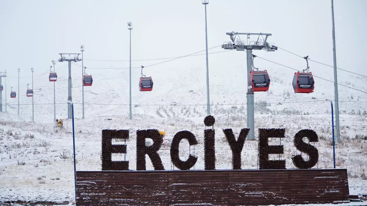 Erciyes Dağı'na Kar Yağdı, Kayak Sezonu İçin Hazırlıklar Devam Ediyor