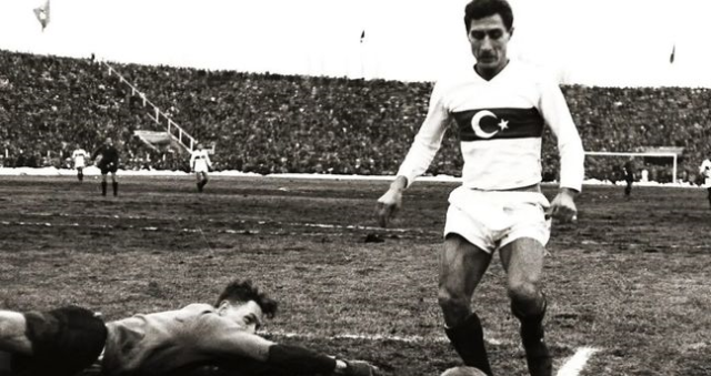 Lefter Fenerbahçe'de ne zaman, kaç yıl oynadı? Lefter Fenerbahçe'de kaç gol attı? Lefter Fenerbahçe kariyeri! Lefter Fenerbahçe'de ne zaman, kaç yıl oynadı? Lefter Fenerbahçe'de kaç gol attı? Lefter Fenerbahçe kariyeri!