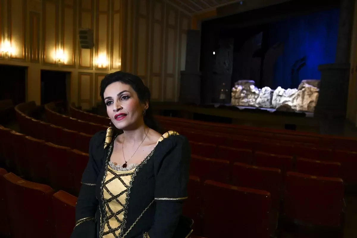 "Lucia di Lammermoor" operasında kostümler, dizi karakterlerinden esinlenilerek tasarlandı