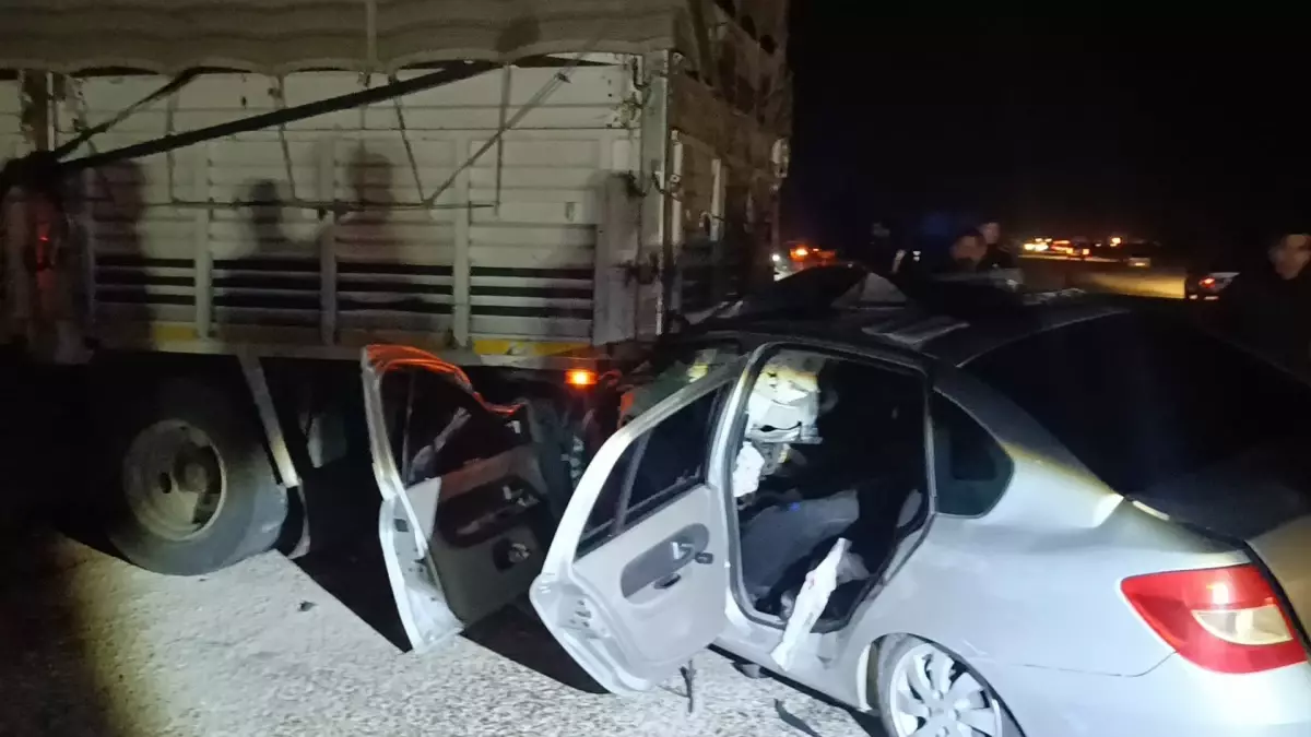 Adana'da Otomobilin Kamyona Çarpması Sonucu 2 Yaralı