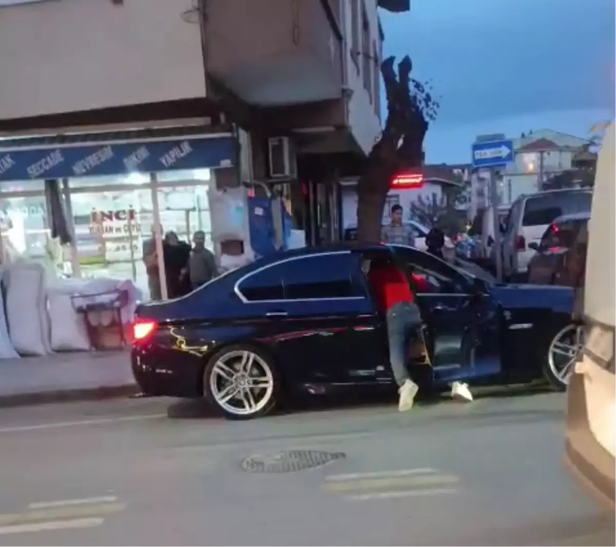 Kocaeli&apos;de Bıçaklama Olayı: Eski Eş ve Arkadaş Yaralı