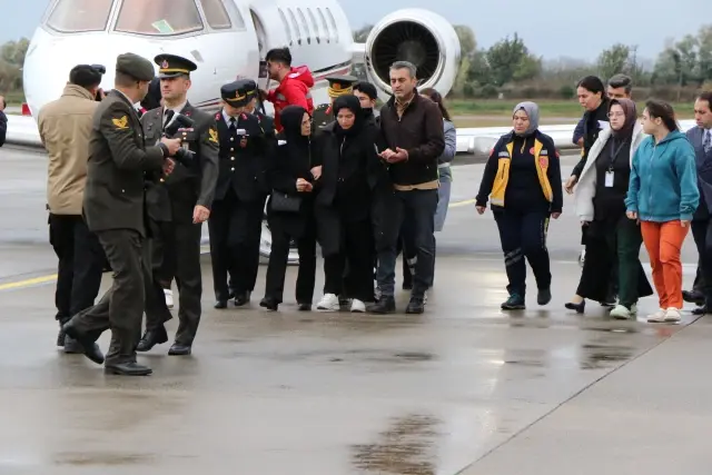 Şehit ağabeyinin cenazesini, asker selamıyla karşıladı