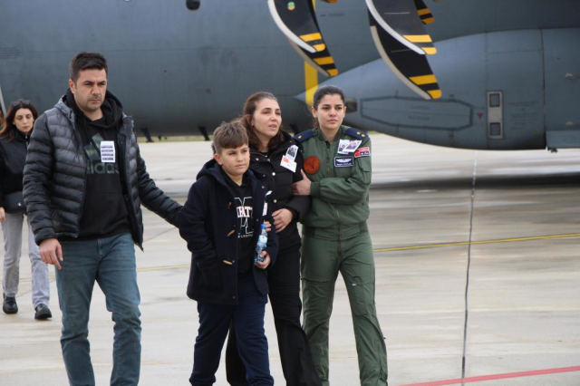 sehit babasini oyuncagina sarilarak bekledi 19252986 1628 m