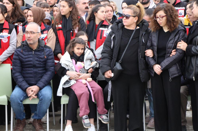 sehit babasini oyuncagina sarilarak bekledi 19252986 2732 m