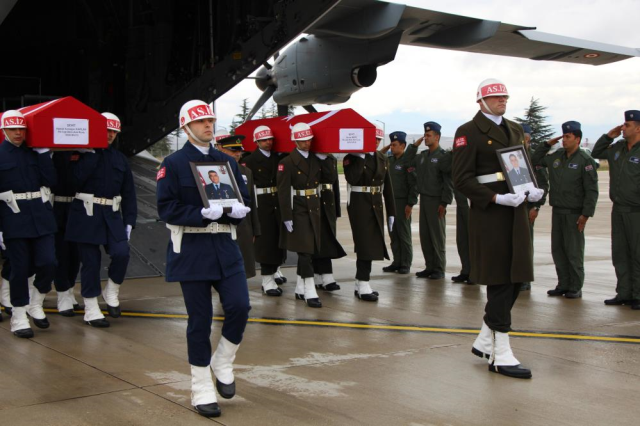 sehit babasini oyuncagina sarilarak bekledi 19252986 3710 m