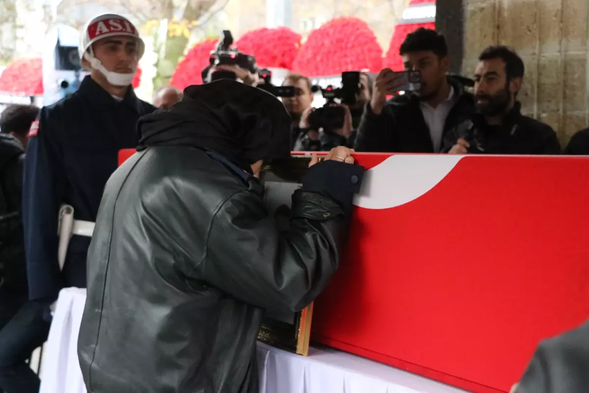 Şehit eşini, üniforması ile son yolculuğuna uğurladı