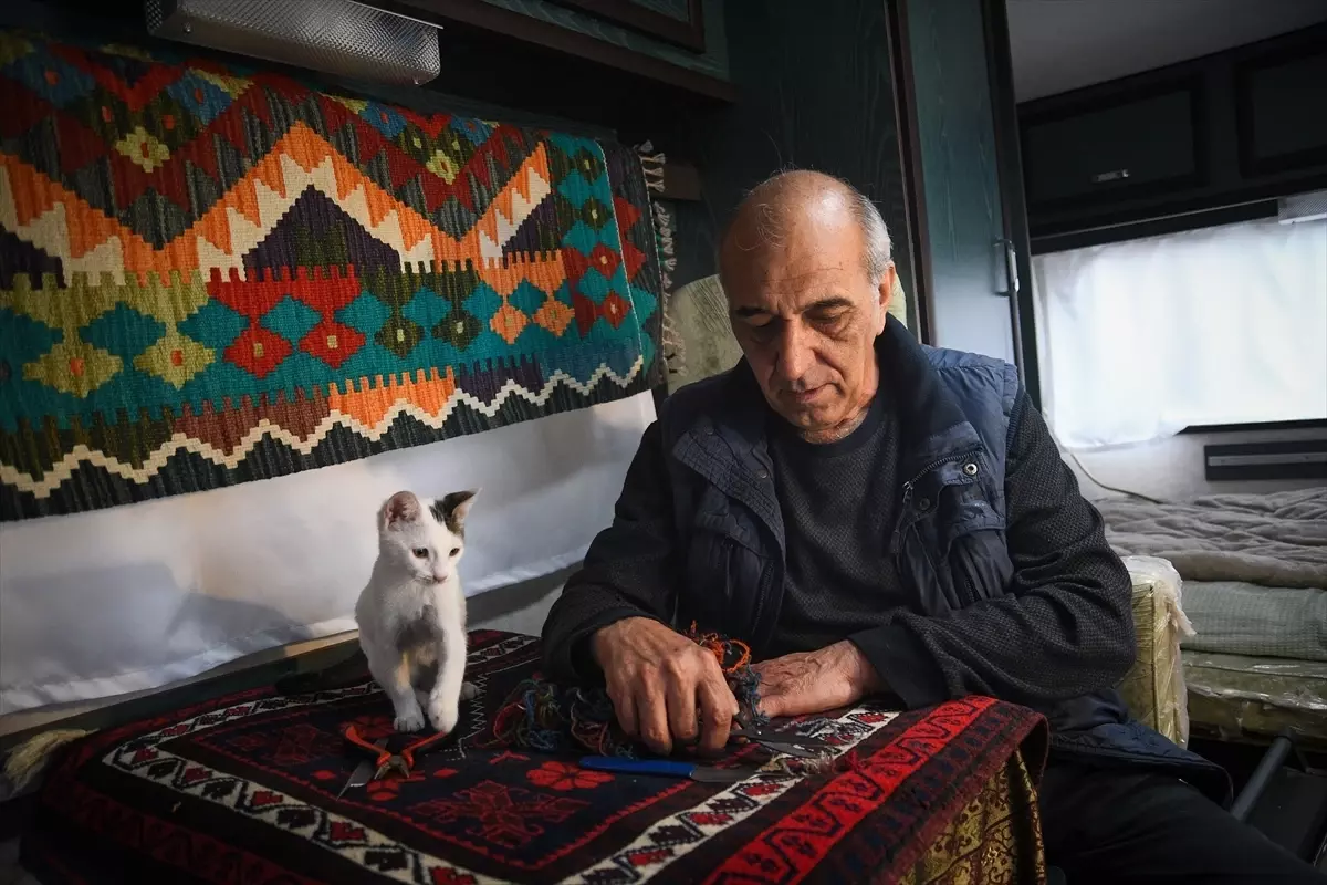 Depremzede Halı Tamircisi Karavanda Yaşıyor