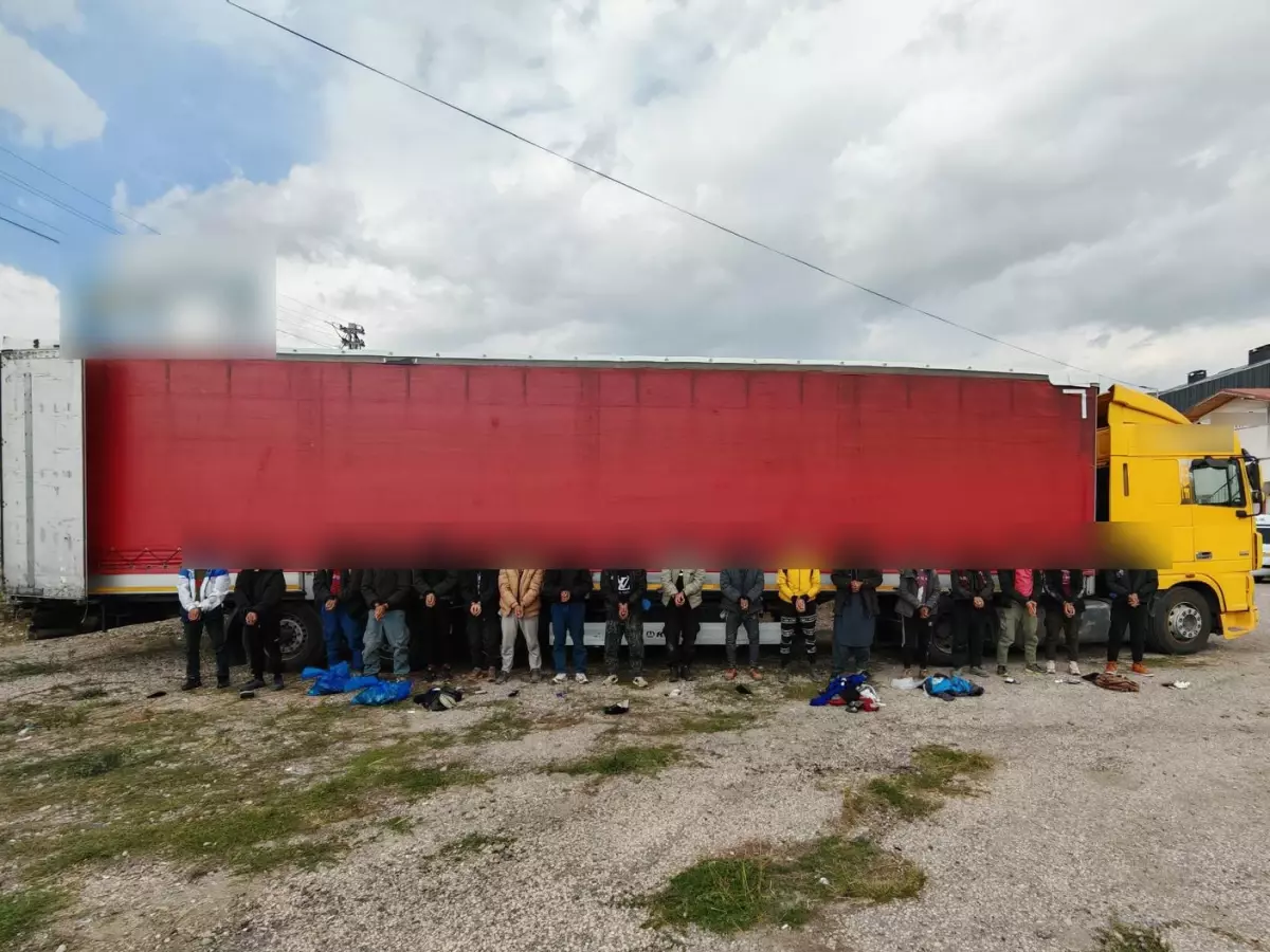 Sivas'ta Düzensiz Göçmen Kaçakçılığı Operasyonu