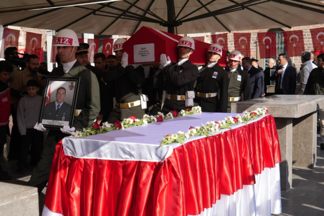 Türkiye şehitlerini uğurladı 22 turkiye sehitlerini ugurladi 19254401 1082 m