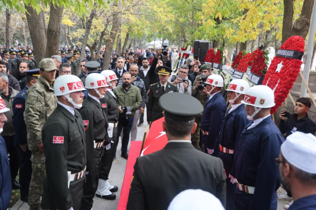 Türkiye şehitlerini uğurladı 33 turkiye sehitlerini ugurladi 19254401 2723 m