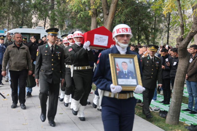 Türkiye şehitlerini uğurladı 32 turkiye sehitlerini ugurladi 19254401 2910 m