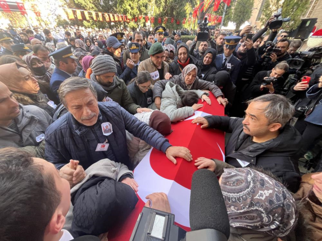 Türkiye şehitlerini uğurladı 31 turkiye sehitlerini ugurladi 19254401 3407 m