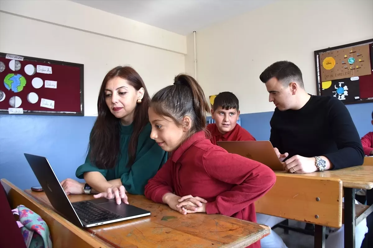 Van'da Öğretmenler Kırsalda Yapay Zeka Eğitimi Veriyor