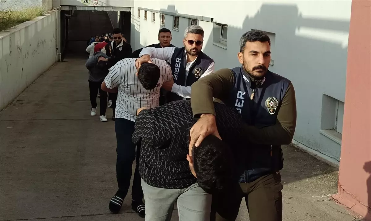 Adana'da 'Sazan Sarmalı' Dolandırıcılık Operasyonu: 24 Tutuklama
