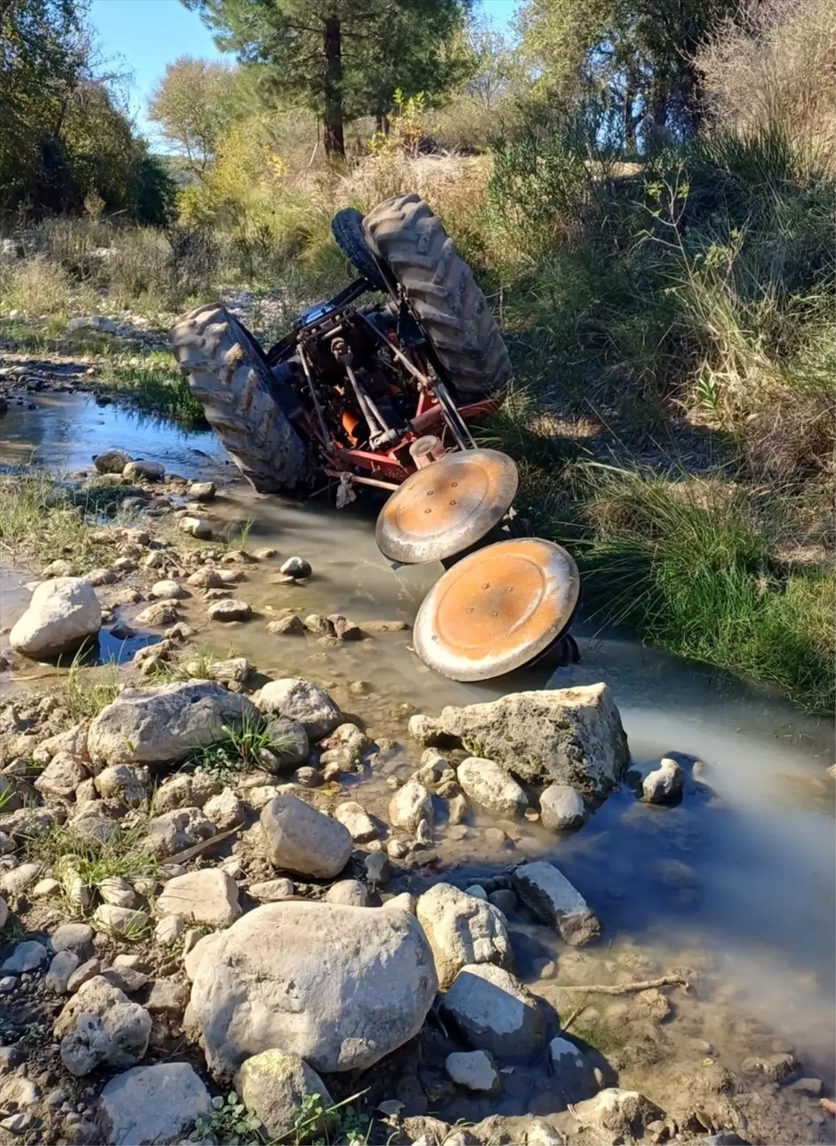 Traktör Devrildi, Sürücü Hayatını Kaybetti