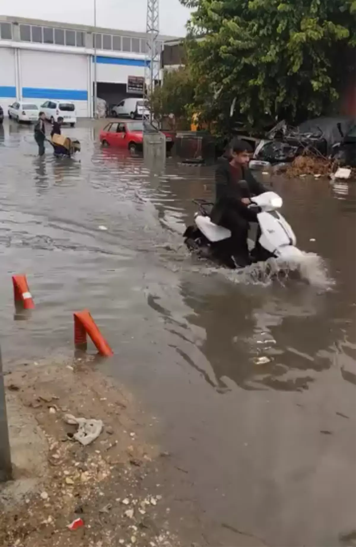 Batman'da Sağanak Yağış Cadde ve Sokakları Suyla Doldurdu