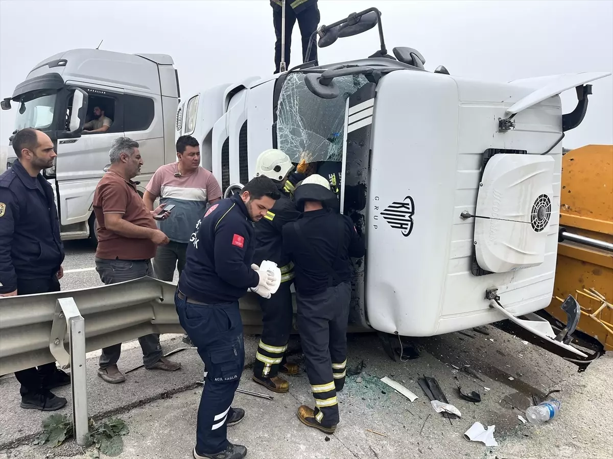 Edirne'de Devrilen Kamyonun Sürücüsü Yaralandı