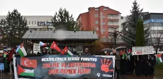 Erzurum'da sağlık çalışanları yağmurlu havaya rağmen Gazze için yürüdü