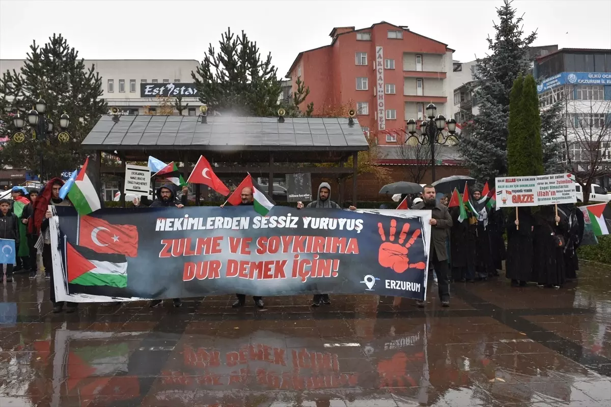 Erzurum'da sağlık çalışanları yağmurlu havaya rağmen Gazze için yürüdü
