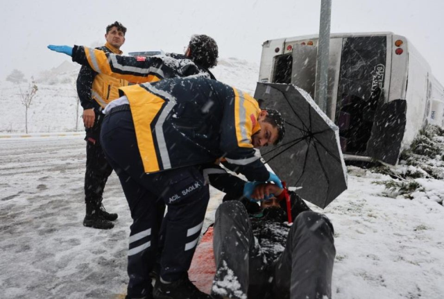 isci servisi takla atti ambulansi semsiyeyle 19255519 3820 m