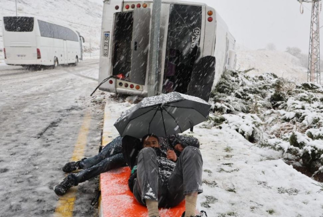 isci servisi takla atti ambulansi semsiyeyle 19255519 387 m