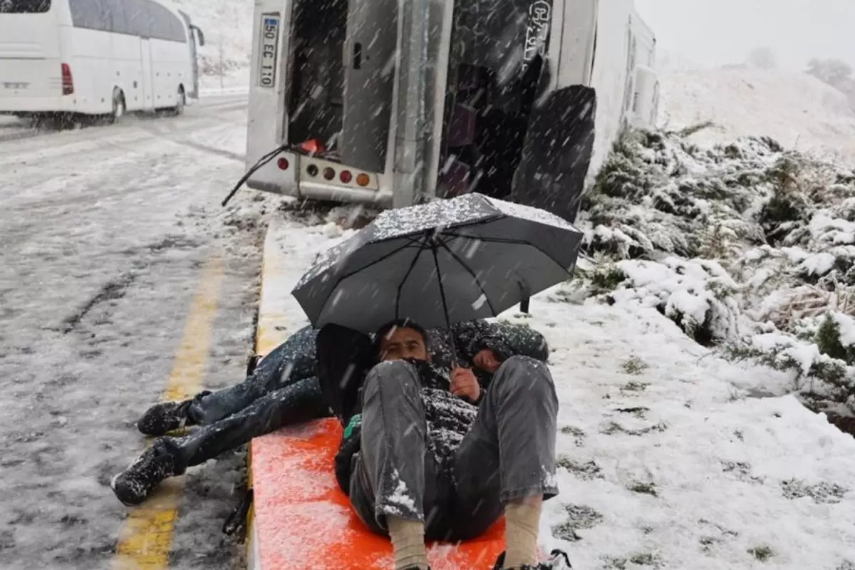 İşçi servisi takla attı, ambulansı şemsiyeyle bekledi
