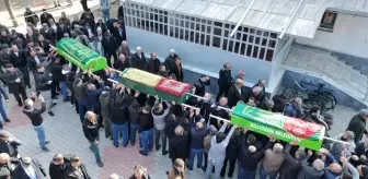 Gıda zehirlenmesi şüphesiyle ölen anne çocukları ile birlikte torağa verildi