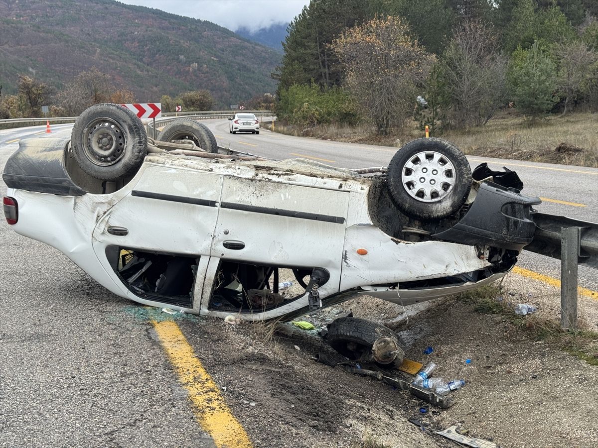 Kastamonu'da Otomobil Bariyere Çarparak Devrildi: İki Yaralı