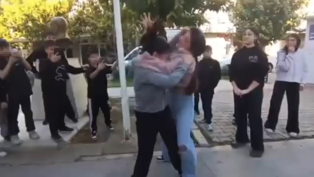 kiz ogrenciler okul bahcesinde sac saca kavga 19256627 3706 m