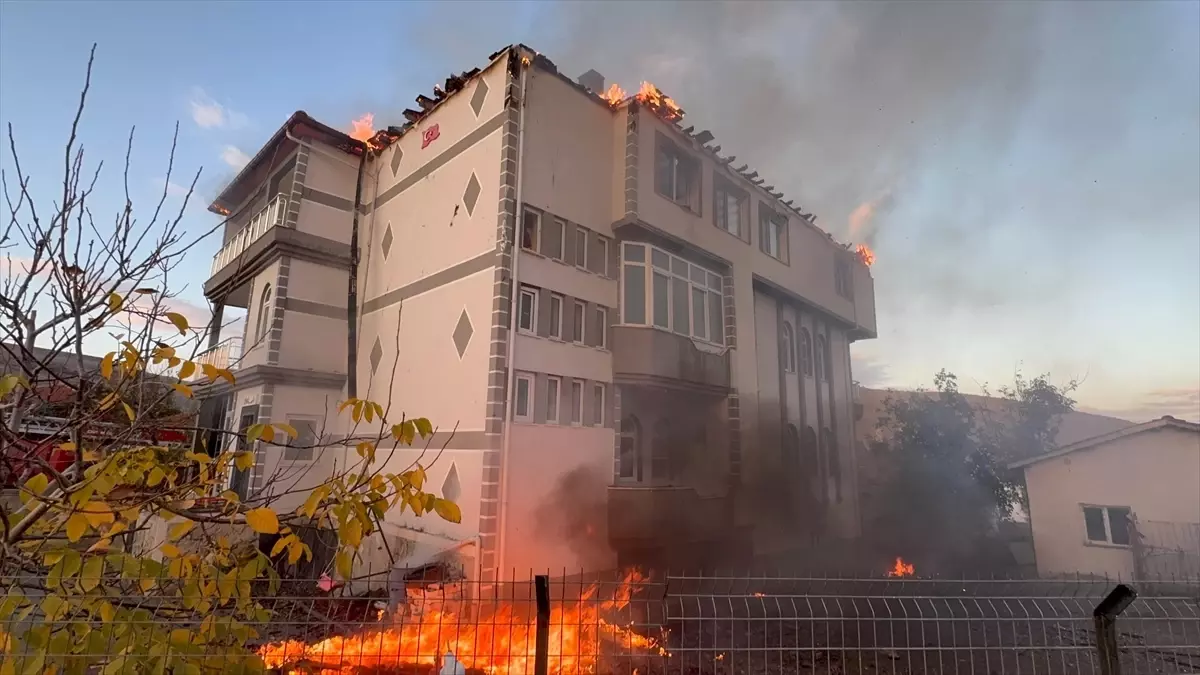 Kulu'da Üç Katlı Binada Yangın Çıktı