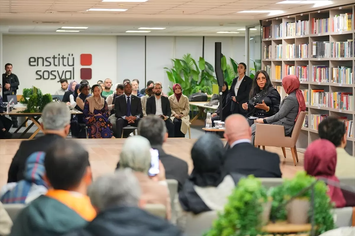 Malcolm X'in kızı yazar Ilyasah Shabbaz, İstanbul'da okurlarla bir araya geldi Açıklaması