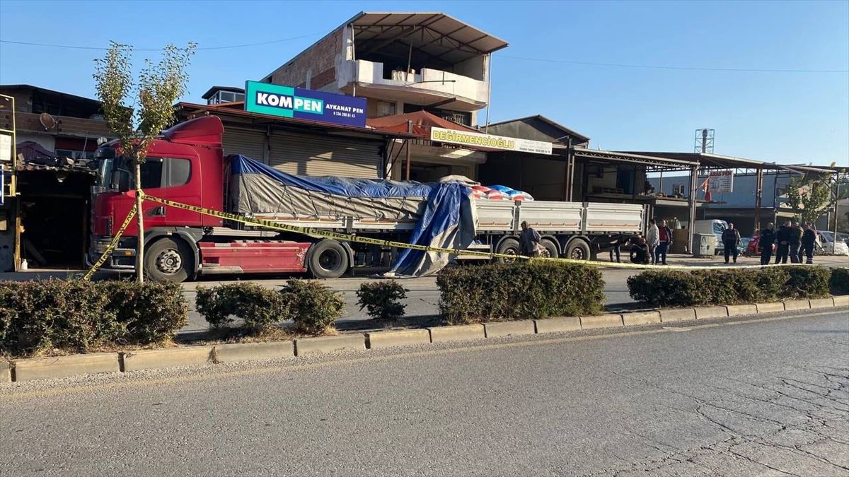Ekip otosu tıra arkadan çarptı: 1 polis şehit oldu, 1 polis ağır yaralı