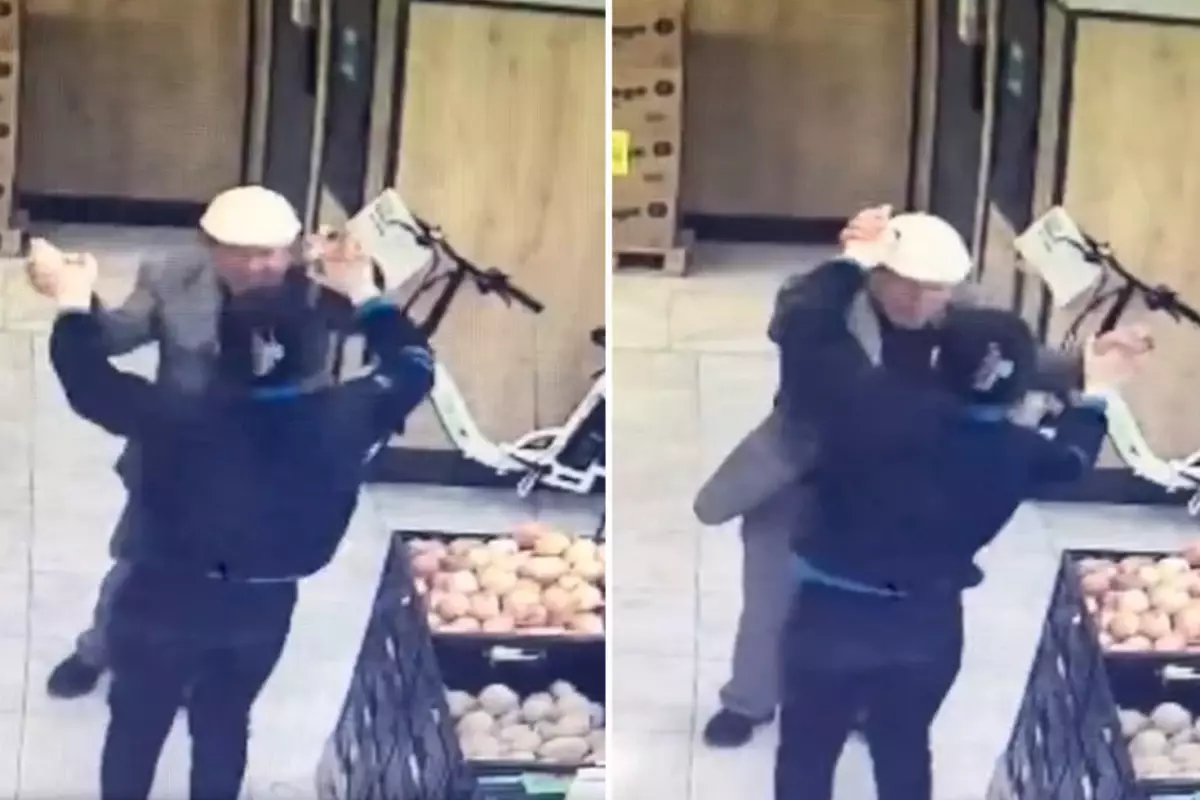 Market çalışanı, yaşlı amcayla böyle dans etti