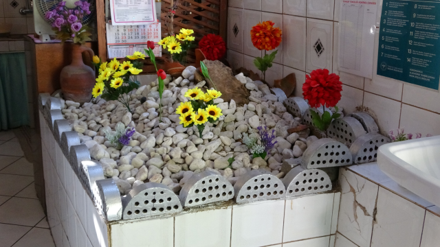 Bu dükkanın içinde yatır var! Pide yemeye gelen donup kalıyor 4 pide yemeye gelip salondaki mezarlik basinda dua 19255716 1083 m