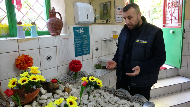 Bu dükkanın içinde yatır var! Pide yemeye gelen donup kalıyor 6 pide yemeye gelip salondaki mezarlik basinda dua 19255716 1908 m