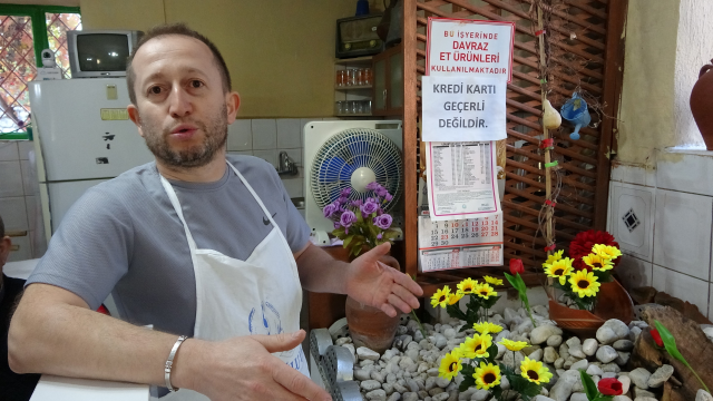 Bu dükkanın içinde yatır var! Pide yemeye gelen donup kalıyor 5 pide yemeye gelip salondaki mezarlik basinda dua 19255716 7102 m