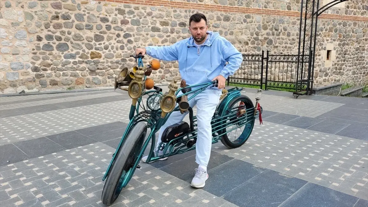 Eski Parçalarla Tasarlanan Nostaljik Elektrikli Bisiklet