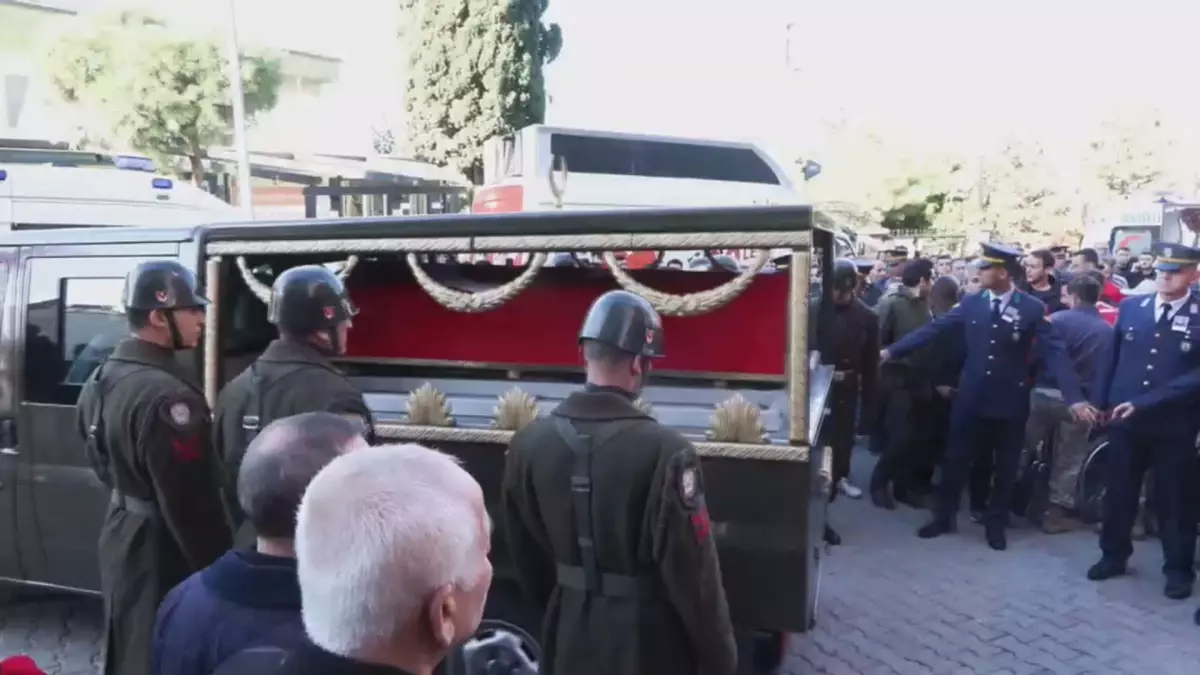 Şehit Gökhan Korkmaz'ın naaşı helallik için evinin önüne getirildi