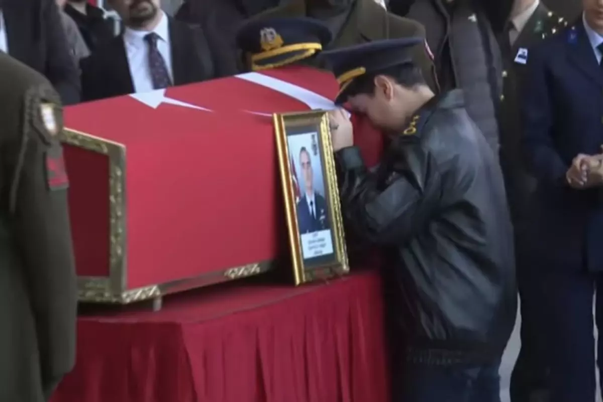Şehit Pilot Yarbay Gökhan Korkmaz'ın oğlu babasını ebediyete böyle uğurladı