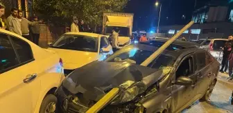 Ümraniye'de Yön Levhasına Çarpan Otomobilin Sürücüsü Yaralandı