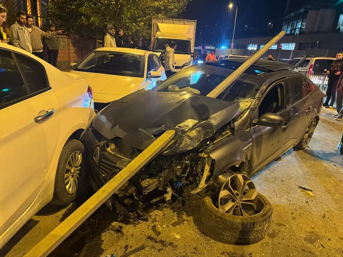 Ümraniye'de Yön Levhasına Çarpan Otomobilin Sürücüsü Yaralandı