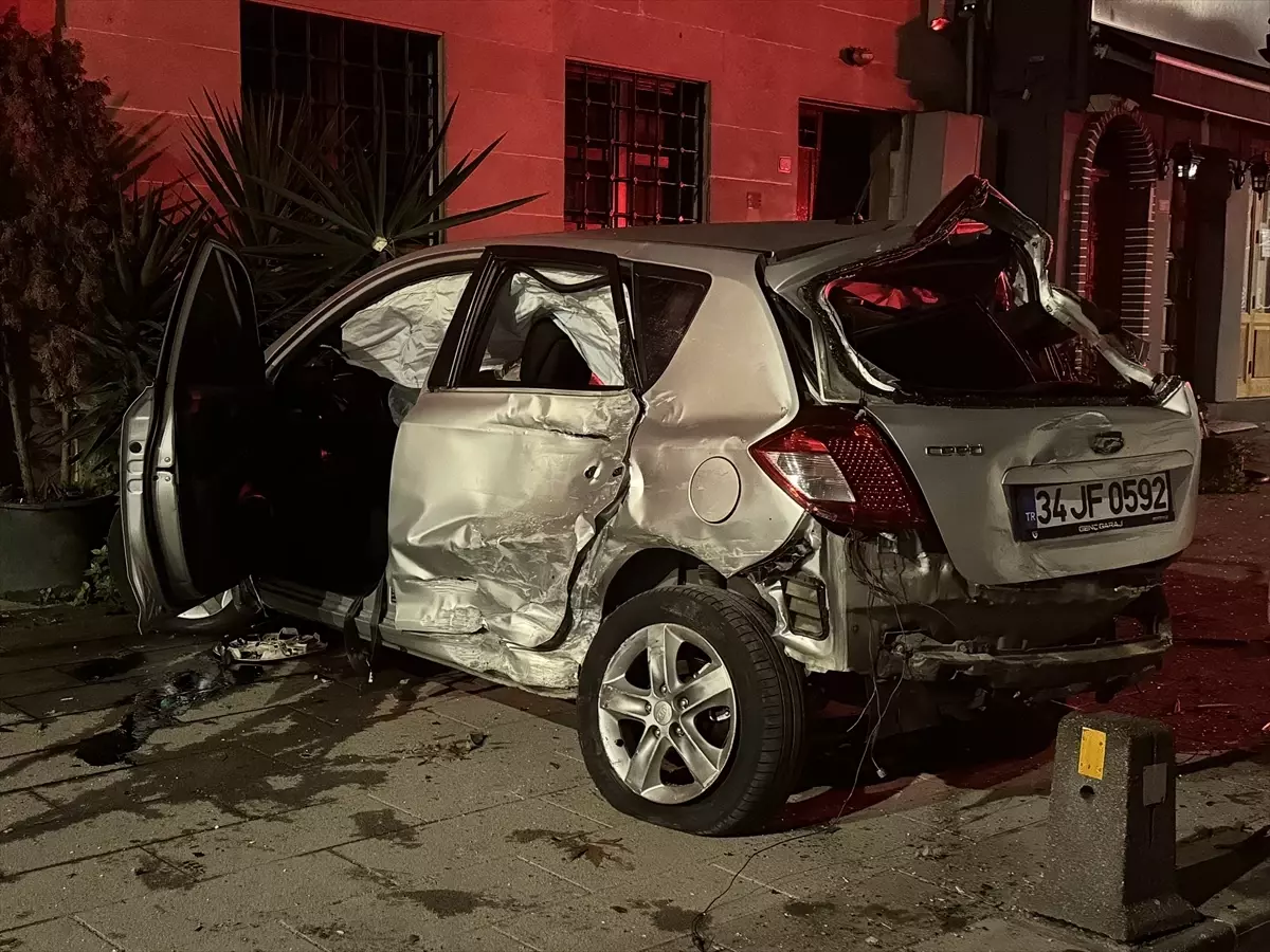 Üsküdar'da Trafik Kazası: 1'i Ağır 2 Yaralı