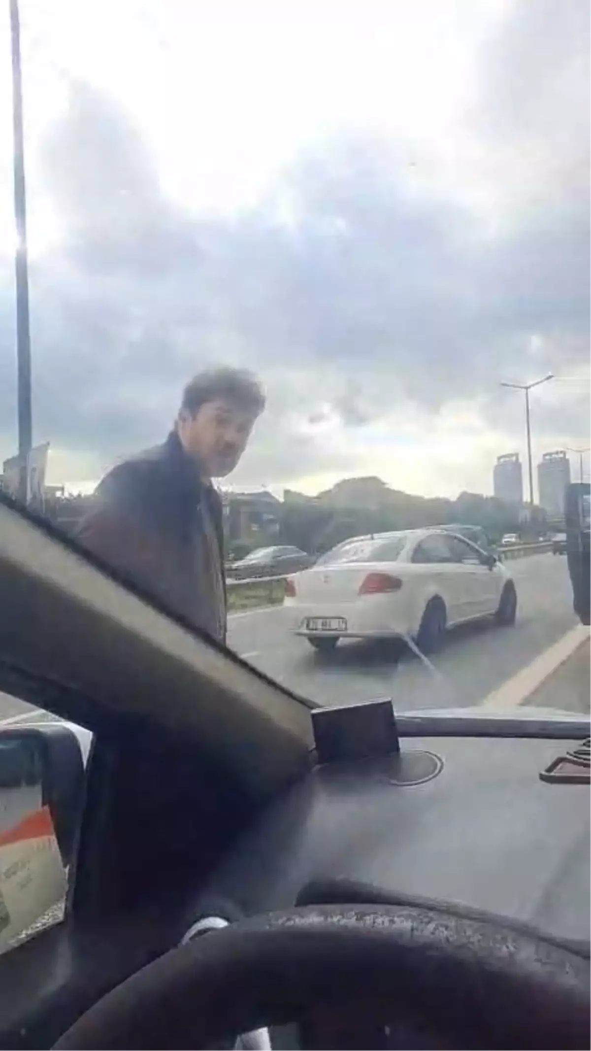 Ümraniye Tem Otoyolu'nda Trafik Tartışması Kız Çocuğunu Korkuttu