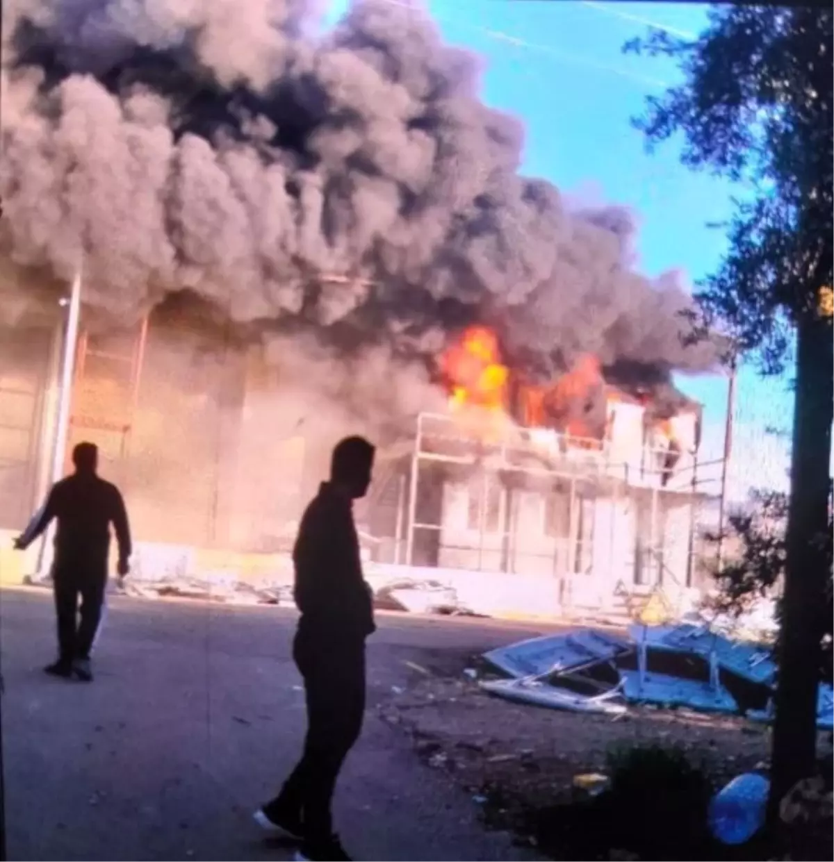 Aksu'da Bahçe Mobilyaları Deposunda Yangın