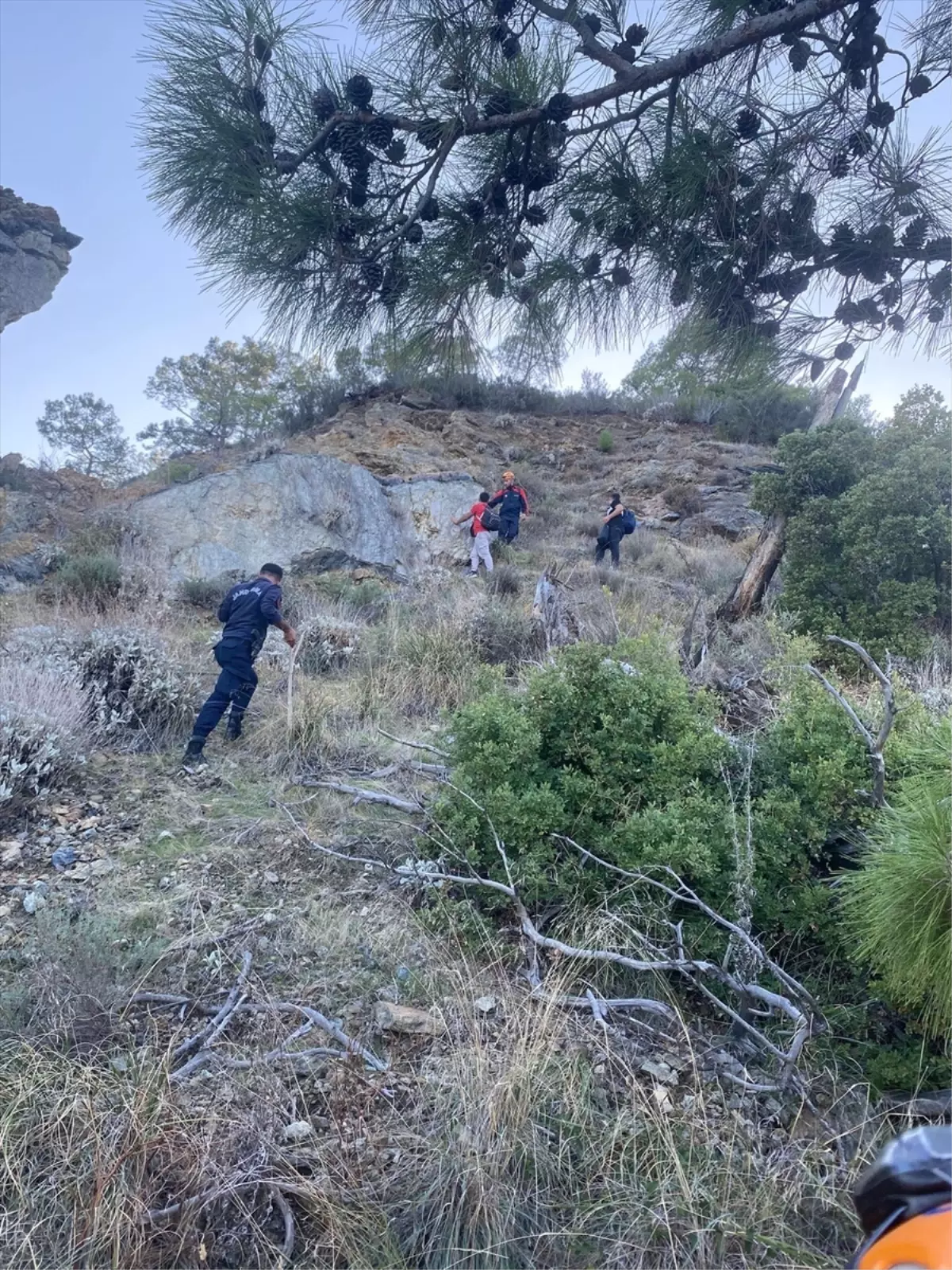 Kemer'de Dağda Mahsur Kalan Kişi Kurtarıldı