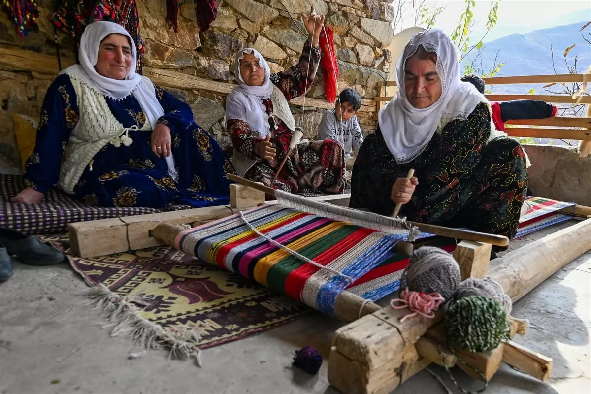 Kadınlar, Geleneksel Dokuma Kültürünü Yaşatıyor