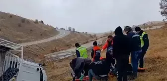 Elazığ'da Kamyonet Şarampole Devrildi: 3 Yaralı