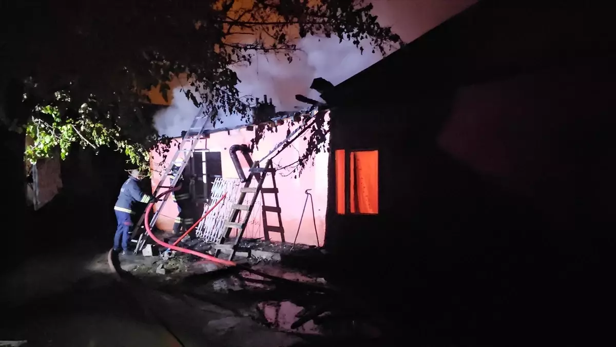 Erzincan'da Müstakil Evde Yangın: 4 Kişi Kurtarıldı
