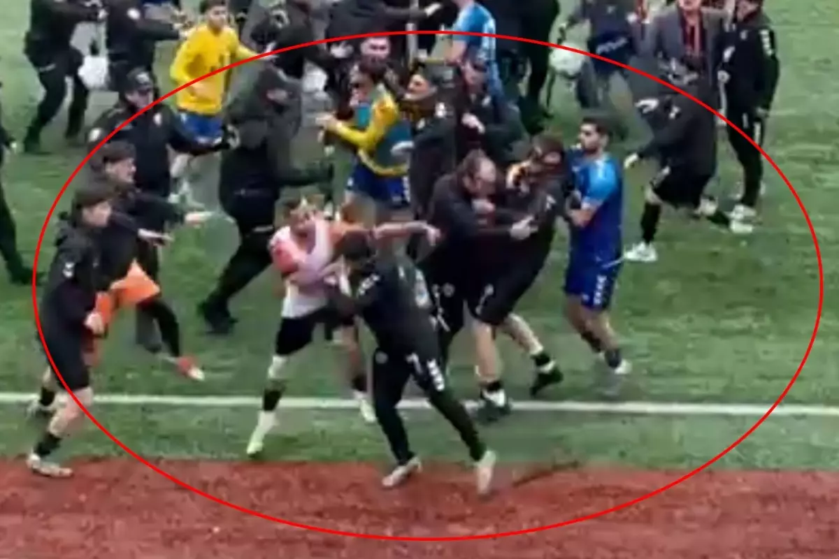 Futbol sahası ringe döndü, tam 24 kırmızı kart