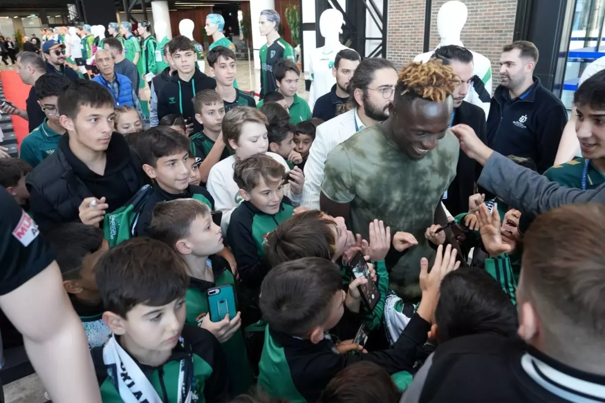 Galatasaray'a da gol atan Kocaelisporlu Agyei'ye sevgi seli